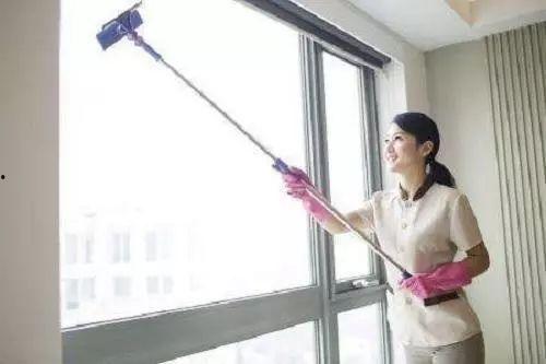 擦玻璃视频网红版,一招轻松告别污渍！